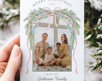 Plantilla de tarjeta fotográfica navideña con acuarela de Canva, guirnalda de lazo rosa, tarjeta fotográfica navideña imprimible de 5x7, Cascanueces del milenio.