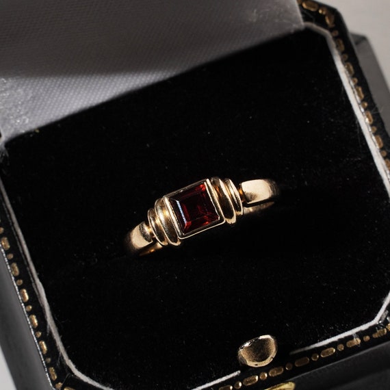 Vintage Square Red Garnet Solitaire 9ct Gold Ring… - image 2