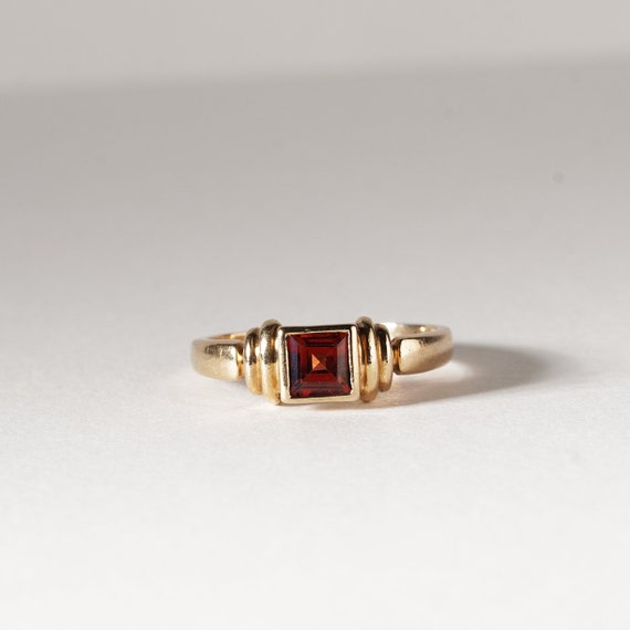 Vintage Square Red Garnet Solitaire 9ct Gold Ring… - image 6
