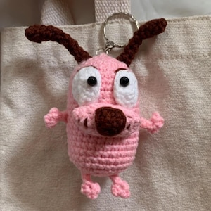 Handgjord Amigurumi Virkad Courage den fega hunden Nyckelring Inspirerad av tecknad rosa hund Plyschleksak Söt Kawaii Gosedjur Väska Charm Gif