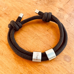 Bracelet homme à graver avec 2 plaques anneau en acier inoxydable et corde tissu noire réglable