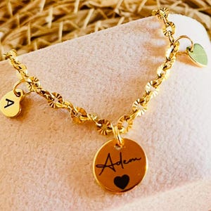 Zeer mooie eenvoudige armband van 18k verguld roestvrij staal met zijn gegraveerde medaille, Gepersonaliseerde armband, Cadeauarmband, Voornaamarmband