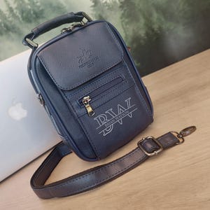 Sac pour homme en cuir personnalisé, sac bandoulière en cuir végétalien, gravure à l'épaule bleu marine, sacoche, ensemble besace et portefeuille, cadeau fête des pères