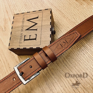 Gepersonaliseerde veganistische leren herenriem - gegraveerde manriem met houten kist - jubileumcadeau man - veganistische leren riem - Vaderdagcadeau