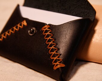 Tarjetero de piel con bordado de cruz: diseño personalizado hecho a mano