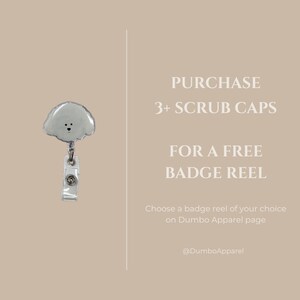 Pode incluir: Um carretel de crach&aacute; branco com um amuleto de poodle de desenho animado. O texto diz "COMPRE 3+ CAPACETES DE SCRUB PARA UM CARRETE DE CRACH&Aacute; GR&Aacute;TIS. Escolha um carretel de crach&aacute; de sua escolha na p&aacute;gina Dumbo Apparel @DumboApparel"