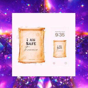 Puede incluir: Dos pergaminos con el texto "I AM SAFE To receive" en negro y una versión más pequeña en la pantalla de un teléfono. Los pergaminos tienen una apariencia vintage envejecida con diseños decorativos.