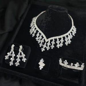 Swarovski Zirkonia Brautschmuck Set. Kristall Halsketten-Set, Hochzeitsohrringe für Bräute, Silberhochzeitsschmuck, Brautschmuck.
