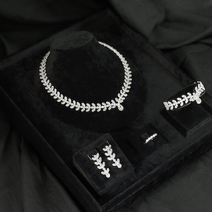 Swarovski Zirkonia Brautschmuck Set. Kristall Halsketten-Set, Hochzeitsohrringe für Bräute, Silberhochzeitsschmuck, Brautschmuck.