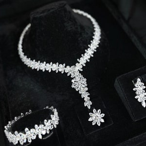 Swarovski Zirkonia Brautschmuck Set. Kristall Halsketten-Set, Hochzeitsohrringe für Bräute, Silberhochzeitsschmuck, Brautschmuck.
