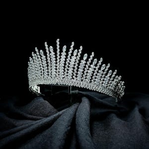 Luxury Statement Bridal Tiara, Royal Silver Wedding Crown with High-Quality Zircon, Queen Headpiece for Bride and Elegant Weddings