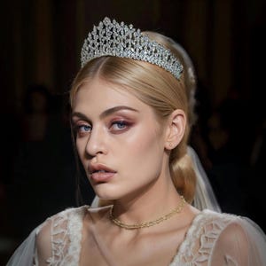Luxury Swarovski Zirconia Bridal Tiara, Crystal Wedding Crown, Elegant Bride Headpiece, Sparkling Rhinestone Special Occasion Tiara.