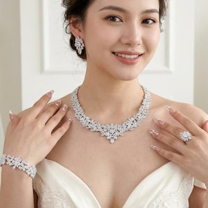 Luxus Braut Schmuck Set, verstellbarer Ring, Statement Halskette, Hochzeitsohrringe & Armband für den großen Tag der Braut