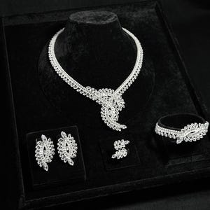 Swarovski Zircon Leaf-Inspired Bridal Jewelry Set – Necklace, Earrings, Bracelet, and Ring – Handmade Elegant Design for Weddings.