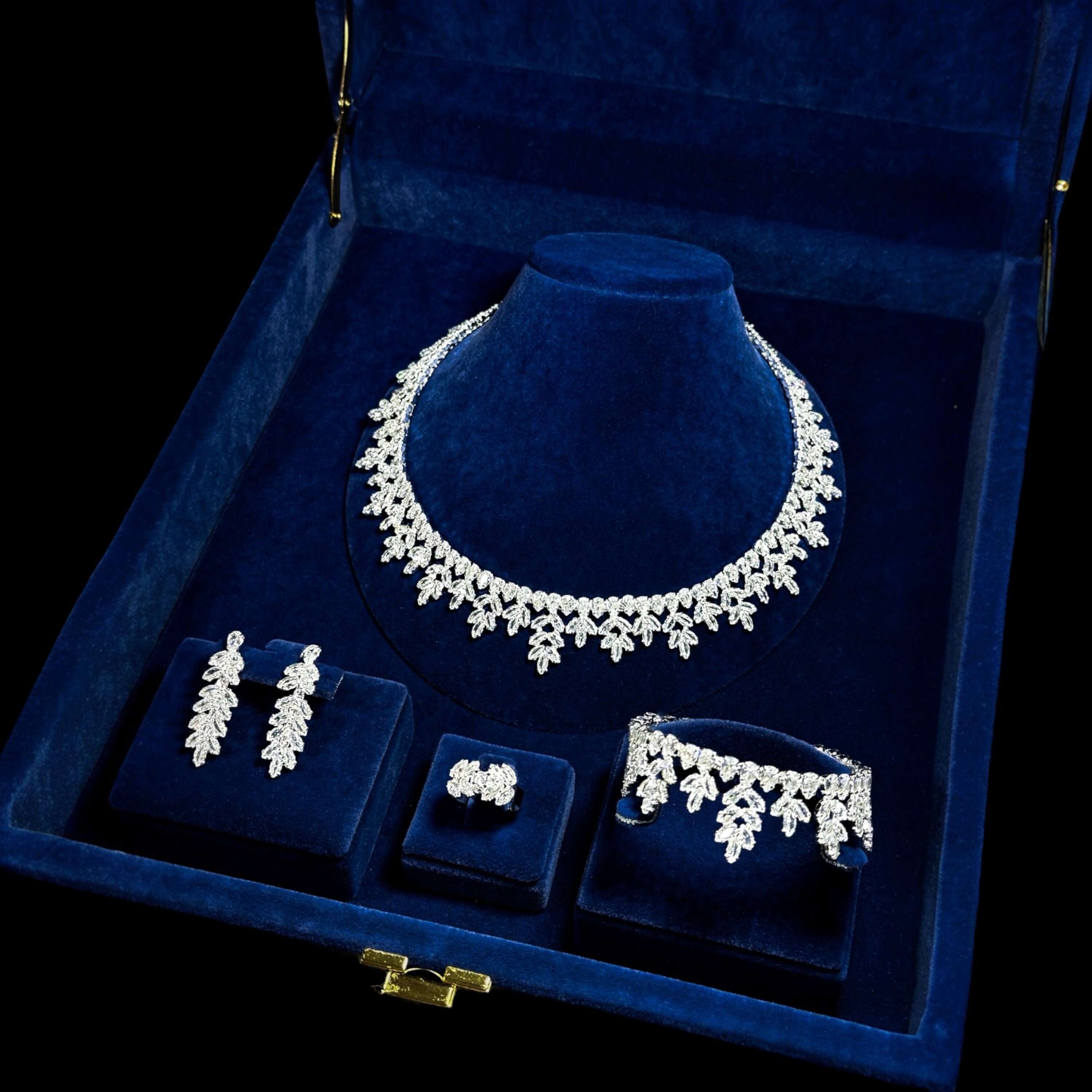 EVER FAITH Set di Gioielli da Damigella d'Onore in Cristallo Austriaco, Collana di Strass Marquise Elegante con Foglie, Orecchini Pendenti, Bracciale Tennis, Verde Chiaro Argento Fondo