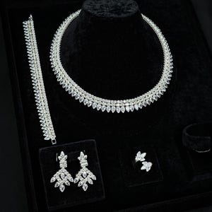 Swarovski Zirkonia Brautschmuck Set. Kristall Halsketten-Set, Hochzeitsohrringe für Bräute, Silberhochzeitsschmuck, Brautschmuck.