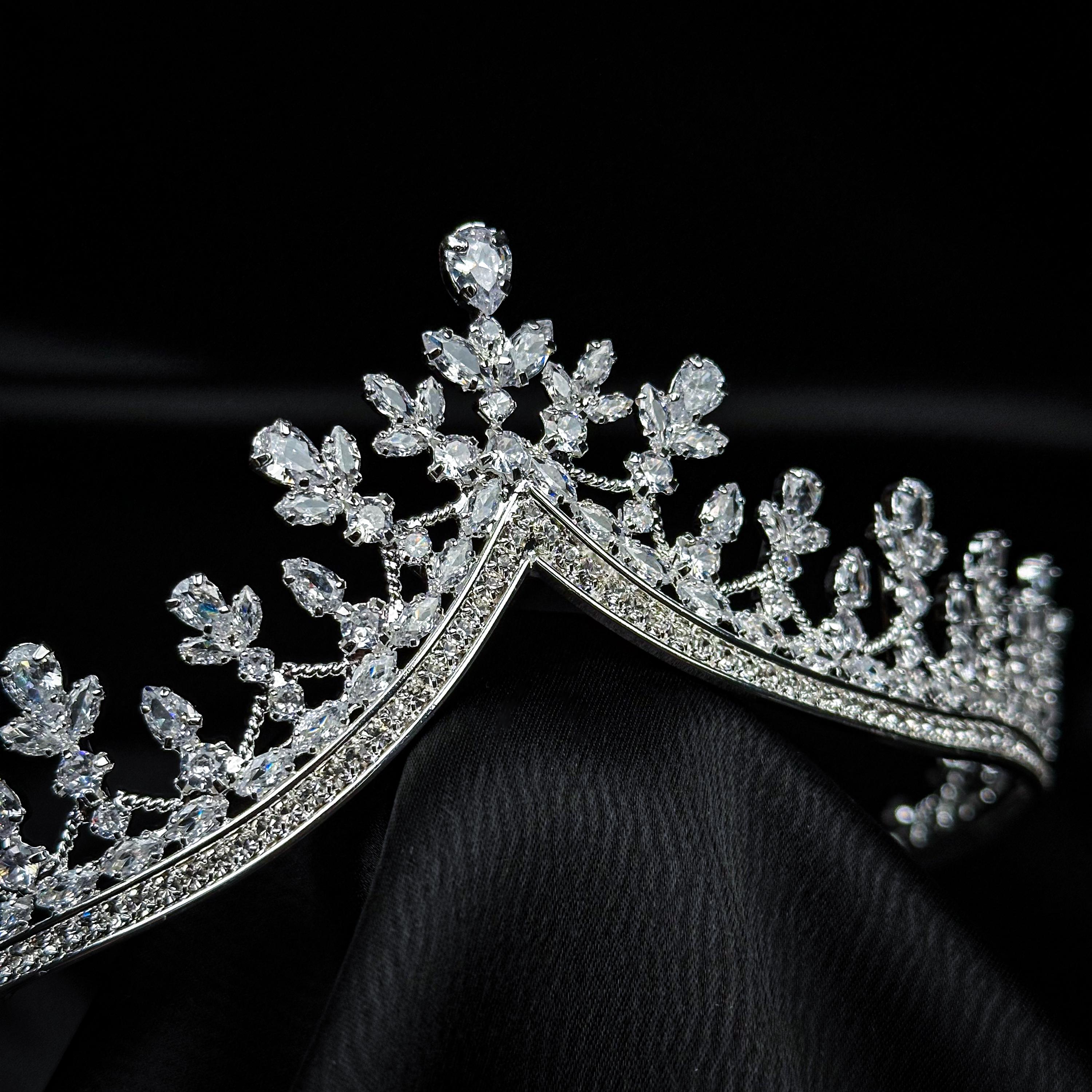 NEW Regal Silver Crown Tiara with Rhinestone Gems FREE SHIPPING Regal Bridal Tiara with Crystals and Rhinestones in Silver main image 2