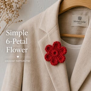 Pode incluir: Uma flor de crochê vermelha brilhante com seis pétalas presa a um blazer bege. O texto na imagem diz Simple 6-Petal Flower, um ícone de coração e CROCHET PATTERN PDF. Uma etiqueta na gola do blazer exibe MtomCrochê ATELIÊ.