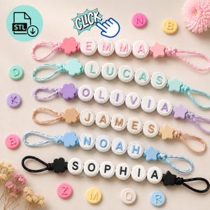 Könnte beinhalten: Sechs personalisierte Schnullerketten mit weißen runden Perlen, die die Namen EMMA, LUCAS, OLIVIA, JAMES, NOAH und SOPHIA bilden. Jede Kette enthält eine blumenförmige Perle, eine sternförmige Perle und eine farblich passende Schlaufe.