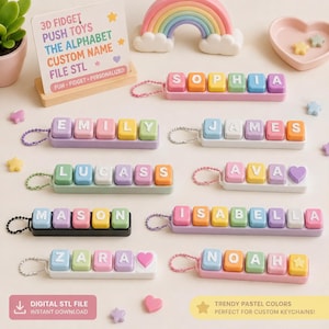 Op de afbeelding: Een verzameling gepersonaliseerde 3D-fidget-speeltjes in pastelkleuren, bestaande uit rechthoekige basissen met vierkante knoppen die letters tonen om namen te spellen zoals Sophia, Emily, James, Lucass, Ava, Mason, Isabella, Zara en Noah, met sleutelhangers.