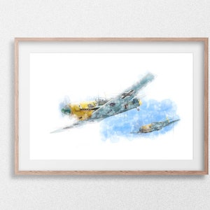 Puede incluir: Una pintura de acuarela de dos aviones de combate vintage volando en formación. Los aviones están pintados con un patrón de camuflaje verde, gris y amarillo. Los aviones vuelan por un cielo azul con nubes blancas.