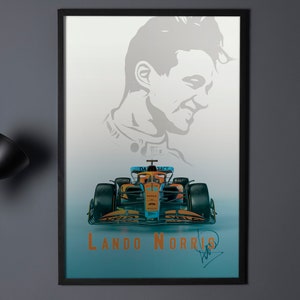 Puede incluir: Una ilustración en blanco y negro de un piloto de Fórmula 1 con un coche de carreras azul y naranja en el fondo. El nombre del piloto, Lando Norris, está escrito en naranja debajo del coche. La imagen está enmarcada en negro.