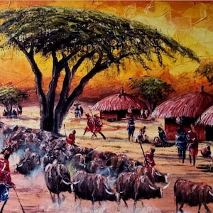 Op de afbeelding: Een schilderij dat een kudde bruine en zwarte buffels toont die worden voortgedreven door mensen in kleurrijke kleding. De scène speelt zich af in een landelijk Afrikaans dorp met hutten met rieten daken en een grote boom op de achtergrond.