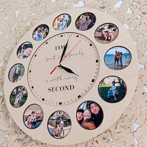 Könnte beinhalten: Eine runde Holzuhr mit hellem, beigefarbenem Zifferblatt. Die Uhr hat kreisförmige Fotorahmen am Rand, die jeweils ein Foto enthalten. Die Zeiger sind schwarz, mit einem roten Sekundenzeiger. Der Text "TIME spent with family is worth every SECOND" steht auf dem Zifferblatt.