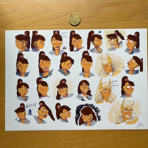 Op de afbeelding: Een print met meerdere cartoon schetsen van een personage met bruin haar in een paardenstaart, met verschillende gezichtsuitdrukkingen. Het personage draagt een blauwe top en gouden accenten. Tekst bevat "Thank you Katy!", "Mara!" en "Of course I'm She-Ra".