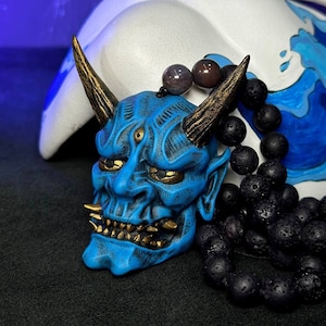 Collier masque oni, petit masque oni japonais avec perles, collier diable japonais, pédant masque oni bleu, collier masque Hannya