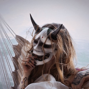 Máscara japonesa Hannya, branca e preta, máscara de demônio, feita sob encomenda, máscara tradicional Kabuki, máscara Oni, máscara Noh, máscara de gueixa, Yokai