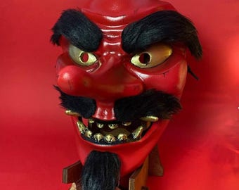伝統的な黒と赤の陶器マスク　天狗　お面 伝統的な黒と赤の陶器マスク 天狗 お面 伝統的な黒と赤の陶器