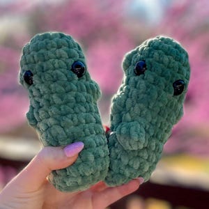 Pickle Crochet Plushie – Soft & Squishy Cucumber-Inspired Toy – Perfect Gift for Pickle Lovers and Unique Home Décor