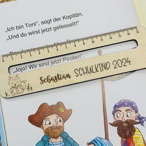 Personalisierte Lesehilfe aus hochwertigem Holz Lesen lernen Schultüten Inhalt 1. Klasse Schulkind 2024, Zuckertüte Bild 6