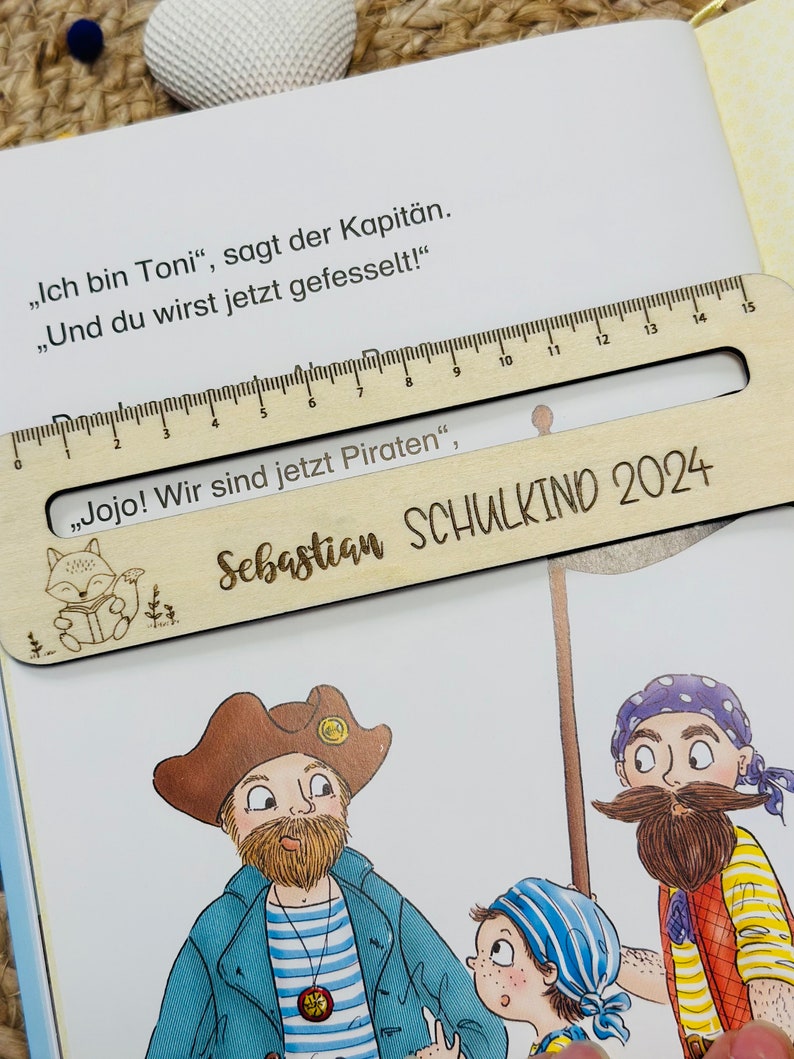 Personalisierte Lesehilfe aus hochwertigem Holz Lesen lernen Schultüten Inhalt 1. Klasse Schulkind 2024, Zuckertüte Bild 6