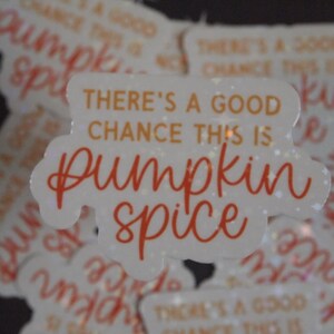 C'è una buona probabilità che questo sia un adesivo olografico in vinile impermeabile Pumpkin Spice per laptop, bottiglia d'acqua, notebook, adesivo fustellato