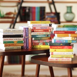 Colección de libros de romance contemporáneo imprimibles. Juego de 32 portadas en miniatura para casas de muñecas. Escala: 1/12. imagen 1