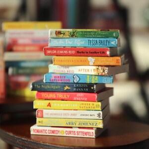 Colección de libros de romance contemporáneo imprimibles. Juego de 32 portadas en miniatura para casas de muñecas. Escala: 1/12. imagen 2