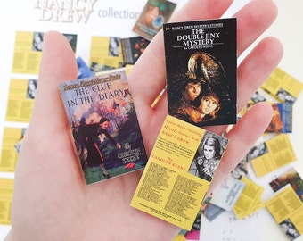 Ensemble de 56 couvertures de livres miniatures imprimables Nancy Drew Books Collection pour maisons de poupées Échelle : 1/6