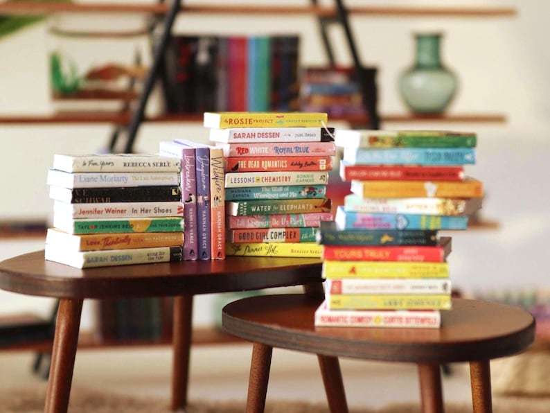 Colección de libros de romance contemporáneo imprimibles. Juego de 32 portadas en miniatura para casas de muñecas. Escala: 1/12. imagen 1