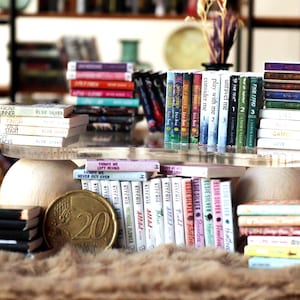 Colección de libros de romance imprimibles: 64 portadas en miniatura para casas de muñecas, escala 1/12