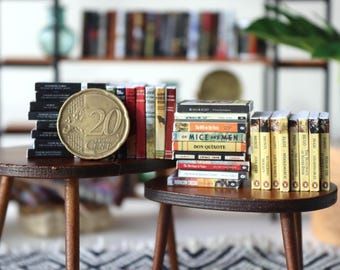 Colección de libros clásicos imprimibles: 32 portadas de libros en miniatura para casas de muñecas, escala 1/12