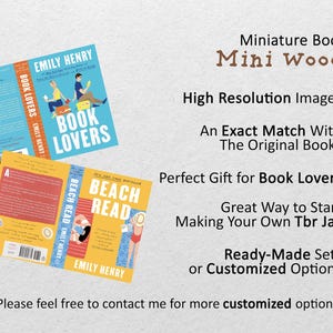 Puede incluir: Dos cubiertas de libros en miniatura de madera con im&aacute;genes de alta resoluci&oacute;n de las cubiertas de los libros "Book Lovers" y "Beach Read" de Emily Henry. Las cubiertas se muestran sobre un fondo blanco con una lista de verificaci&oacute;n de caracter&iacute;sticas.