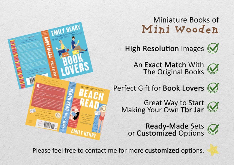 Puede incluir: Dos cubiertas de libros en miniatura de madera con im&aacute;genes de alta resoluci&oacute;n de las cubiertas de los libros "Book Lovers" y "Beach Read" de Emily Henry. Las cubiertas se muestran sobre un fondo blanco con una lista de verificaci&oacute;n de caracter&iacute;sticas.