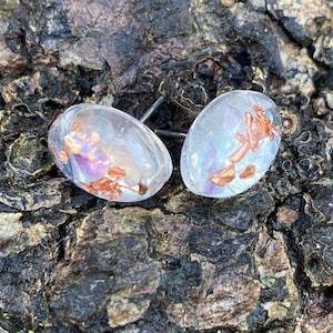 Orecchini a bottone calmanti in fluorite e rame realizzati a mano nel Devon