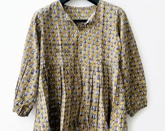 Blusa bohemia con estampado floral, verde oliva, cuello con lazo, mangas abullonadas, top campesino escalonado.