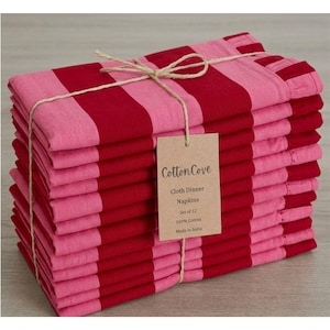 Könnte beinhalten: Eine weiße Keramik-Tasse mit schwarzem Henkel und dem Text "But First, Coffee" in schwarzer, fetter Schrift. Die Tasse steht auf einer Holzoberfläche. Die Tasse ist 10 cm hoch.