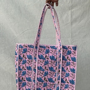 Gesteppte Blumen Tragetasche, Rosa und Blaues Blumenmuster, Doppelgriffe, Baumwolle, Osterverkauf