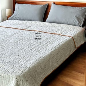 Pastelwitte kantha-quilt: lichtgewicht katoenen beddengoed, met de hand gestikt