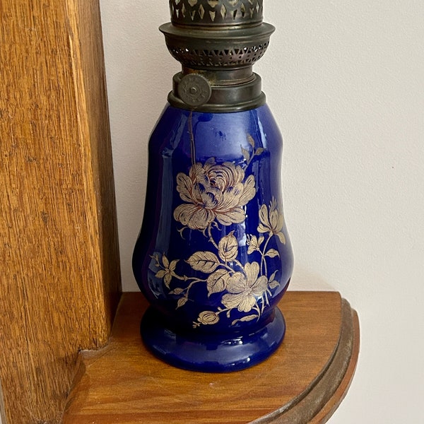 Lampe à pétrole en Porcelaine de Delphe bleu Roy (1960) avec des bouquets satinés dorés//